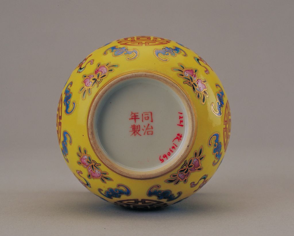 图片[2]-Yellow ground pastel, five blessings, holding longevity, and stiff lines-China Archive